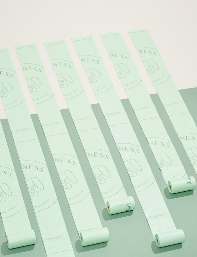 Groene rollen papier met het woord "zen" erop gedrukt, symbool voor rust en vrede.