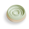 Een groene kom met een cirkelvormig ontwerp, perfect om eten op te serveren of uit te stallen.