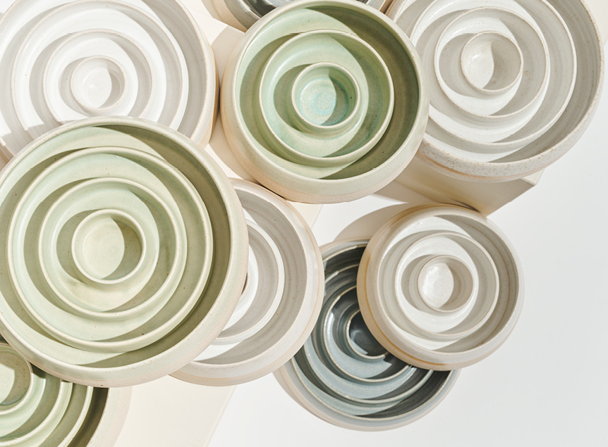 Een verzameling witte en groene borden versierd met cirkelvormige patronen.