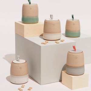 Keramische potten gemaakt van klei en hout, met een harmonieuze mix van natuurlijke materialen.