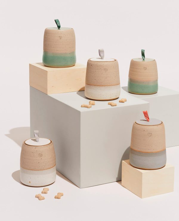 Keramische potten gemaakt van klei en hout, met een harmonieuze mix van natuurlijke materialen.
