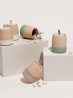 Keramische potten met handvaten en een deksel, perfect om verschillende dingen in te bewaren.