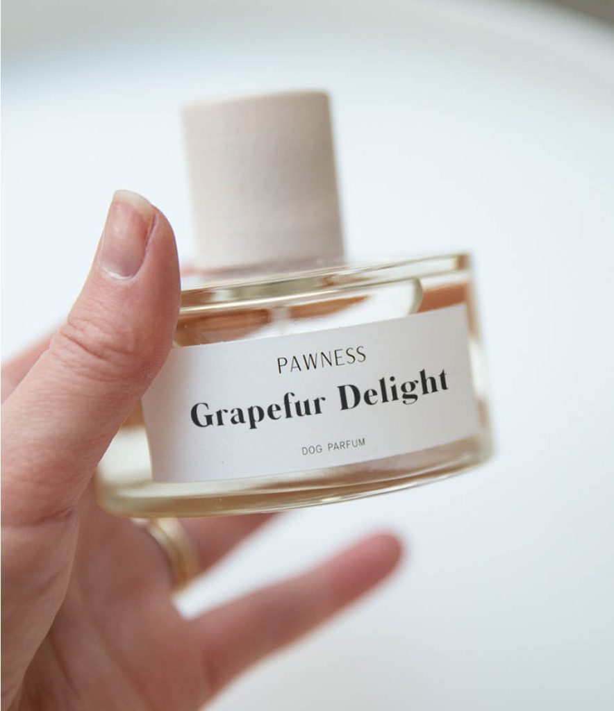 Hondenparfum van pawness in hand