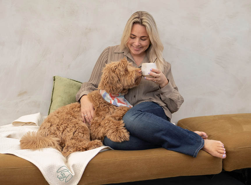 Baasje en hond met kopje